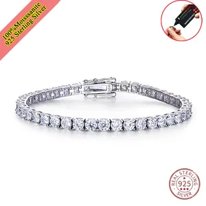 Vue détaillée d'un élégant bracelet de tennis en moissanite 5mm en argent sterling 925