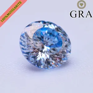 Μακροεντολή λεπτομέρεια του μπλε moissanite με λάμψη και premium φωτιά των εδρών.