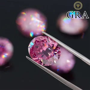 Vista macro detallada de moissanita rosa talla ovalada 9x11 mm sujeta con pinzas