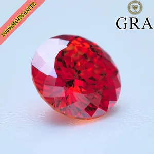 Macrodetail van een ronde rode moissanite met 100 facetten en het GRA-certificaat.