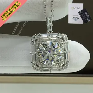 Primo piano di una collana con pendente quadrato in argento 925 con gemma di moissanite