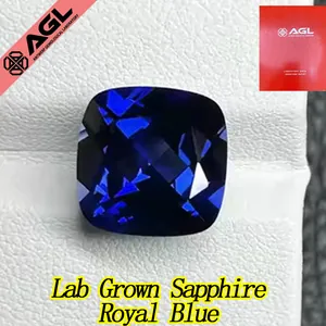 Gros plan d'un saphir de laboratoire bleu royal avec une taille coussin et une couleur intense