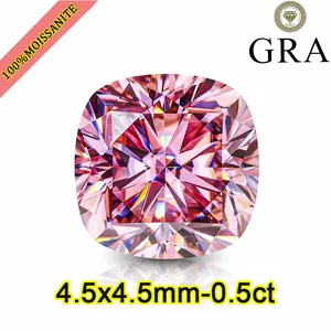Macro-detail van een 0,5 ct roze kussengeslepen moissanite edelsteen met GRA-zegel