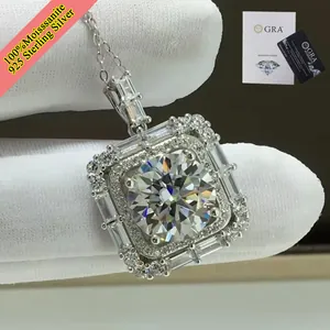 Dettaglio di una collana in argento sterling 925 con un grande ciondolo in moissanite.