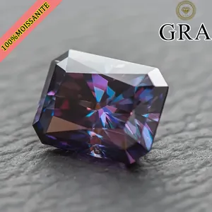 Detailansicht eines königsvioletten Moissanit-Edelsteins im prächtigen Radiant-Schliff