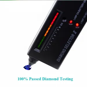 Primer plano de una gema azul con forma de pera sometida a una prueba de diamante auténtico.