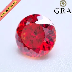 Macro-opname van een briljant geslepen rode moissanite edelsteen met scherpe facetten