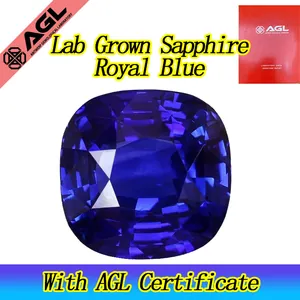 Vue détaillée d'un saphir de laboratoire bleu royal brillant avec une coupe coussin