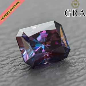 Makroaufnahme von Moissanit in Royal-Lila mit Radiant-Schliff und brillantem Feuer