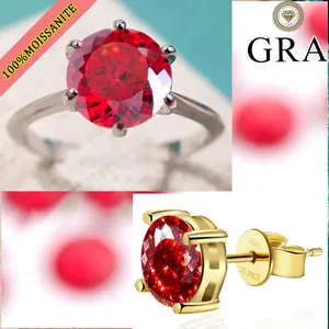 Prachtige rode moissaniet sieradenset met solitaire ring en gouden 2ct oorknopjes