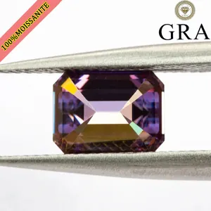 Nahaufnahme von königlichem violettem Moissanit im Smaragdschliff für DIY-Schmuck