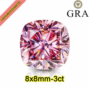 Macro-opname van een sprankelende 3ct roze moissaniet in kussenvorm, maat 8x8mm.