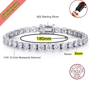 Gros plan d'un bracelet de tennis en moissanite VVS1 D de 5 mm en argent sterling 925.