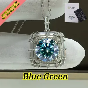 Dettaglio del ciondolo halo quadrato con moissanite blu-verde e certificato GRA