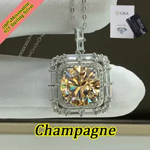 Dettaglio collana con ciondolo in moissanite champagne montata in argento sterling 925