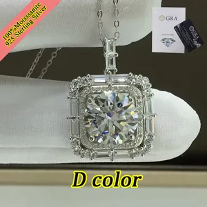 Dettaglio di un ciondolo quadrato in argento 925 con una moissanite rotonda di colore D.