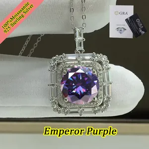 Dettaglio macro di collana in argento 925 con grande moissanite viola imperiale