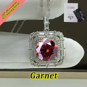 Primo piano della collana con pendente in granato rosso in argento 925 e GRA.