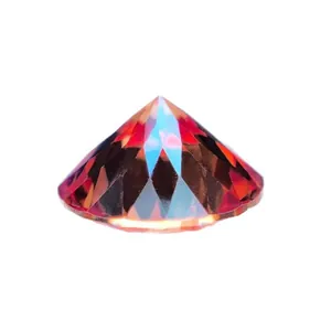Briljante granaatrode moissanite met honderd facetten geslepen voor sieraden maken.