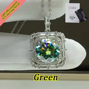 Vista dettagliata della collana pendente in argento 925 con pietra moissanite verde