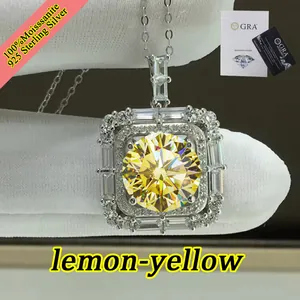 Primo piano di un ciondolo quadrato in argento 925 con una moissanite giallo limone.