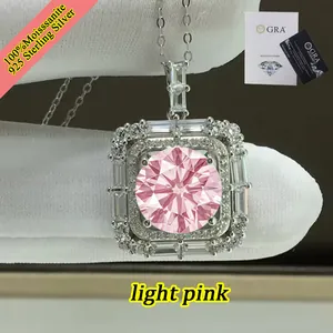 Vista dettagliata del ciondolo in argento 925 con moissanite rosa chiaro e report GRA