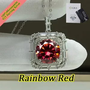 Primo piano di un pendente in argento 925 con una vibrante moissanite rosso arcobaleno