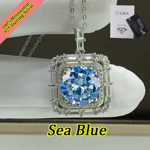Dettaglio del pendente in moissanite quadrata blu mare con catena in argento 925