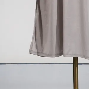 Λεπτομερές κοντινό πλάνο που δείχνει τις λεπτές ραφές και το στρίφωμα μιας σατέν μάξι φούστας.