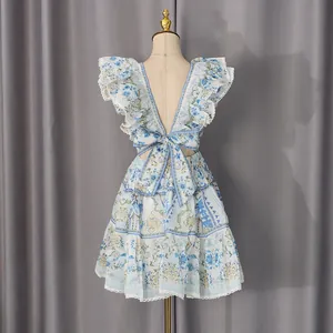 Détail du dos d'une mini-robe vintage à fleurs avec manches volantées et grand nœud