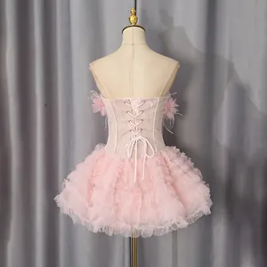 Gedetailleerd achteraanzicht van een roze kanten korset-tutu-jurk met veters