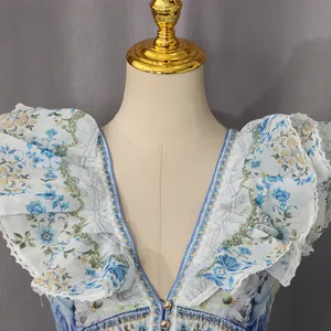 Gros plan d'une robe fleurie élégante avec manches à volants et décolleté en V profond