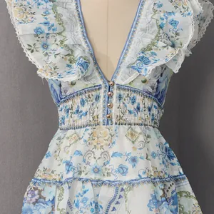 Vue détaillée d'une robe fleurie vintage avec col en V profond et manches volantées