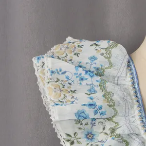Vue détaillée de la manche papillon et de la dentelle sur cette robe à fleurs