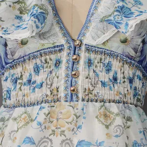 Vue détaillée d'une robe vintage à fleurs avec col en V, volants et boutons dorés