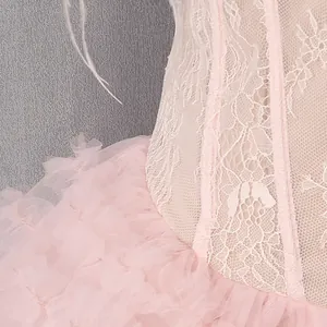 Detailopname van roze kanten tutu-jurk met korset-taille en ruches