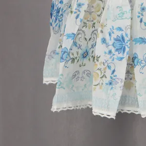 Vue détaillée du tissu élégant à imprimé floral vintage avec bordure en dentelle délicate