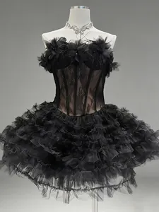 Elegante zwarte kant corsetjurk met 3D-bloemen en volumineuze gelaagde tule rok.