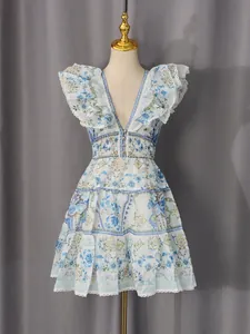 Robe fleurie bleue élégante à col en V avec manches volantées et taille froncée chic