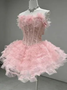 Elegante roze kanten korsetjurk met veren trim en gelaagde ruches tutu rok