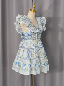 Robe courte fleurie élégante avec col en V et manches volantées sur un mannequin