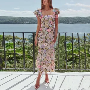 Elegante Franse jurk met vierkante hals en levendige 3D-bloemengeborduurde details