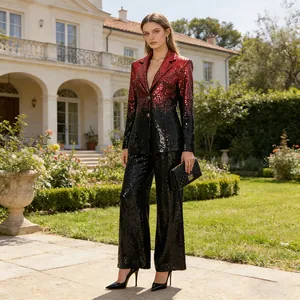 Modelo con un elegante conjunto de chaqueta y pantalón de lentejuelas degradadas