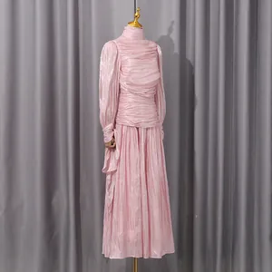 Elegante vestido maxi plisado rosa con cuello alto y mangas largas de estilo francés
