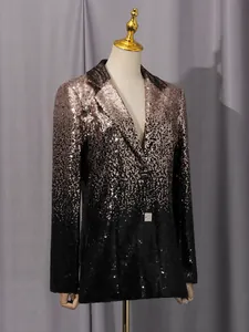 Detalle de una elegante americana de lentejuelas con degradado de cobre a negro