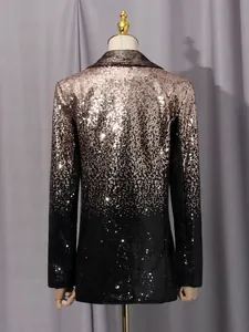 Vista trasera de un elegante blazer con lentejuelas degradadas en oro champán y negro