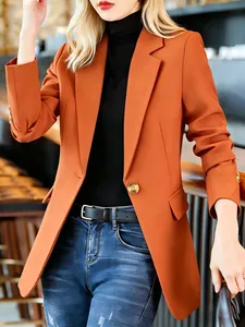 Detail eines schicken, taillierten Damenblazers in Orange, ideal für Frühling und Herbst