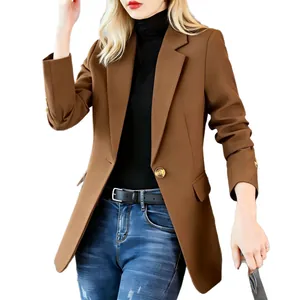 Eleganter, schmal geschnittener brauner Damenblazer mit Revers und goldenem Zierknopf