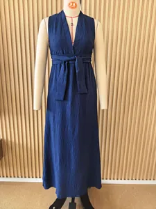Robe longue bleu foncé sans manches à col en V avec ceinture sur un mannequin de mode.