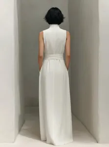 Vue arrière détaillée d'une élégante robe longue blanche sans manches avec col montant